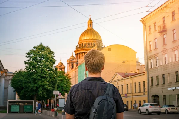 Egy Fiatal Szőke Férfi Áll Szentpéterváron Szent Izsák Katedrális Kupolájának — Stock Fotó