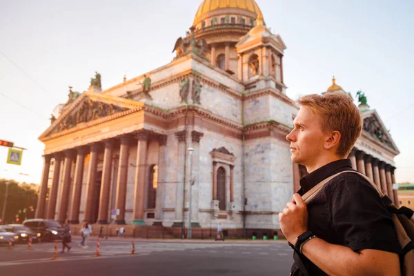 Egy Hátizsákos Fiatalember Áll Szentpétervári Szent Izsák Katedrális Hátterében — Stock Fotó
