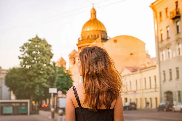 Tylne Zdjęcie Dziewczyny Długimi Włosami Tle Katedry Izaaka Petersburgu — Zdjęcie stockowe