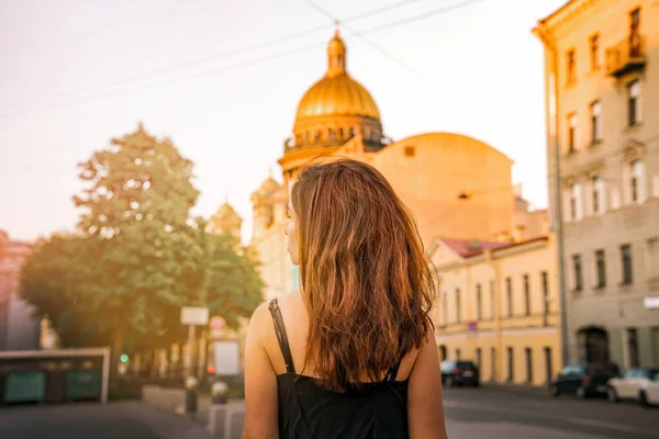 Foto Trasera Una Niña Con Pelo Largo Sobre Fondo Catedral — Foto de Stock