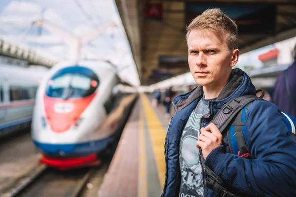 Moskva Ryssland Ung Man Med Ryggsäck Står Perrongen Vid Järnvägsstationen — Stockfoto