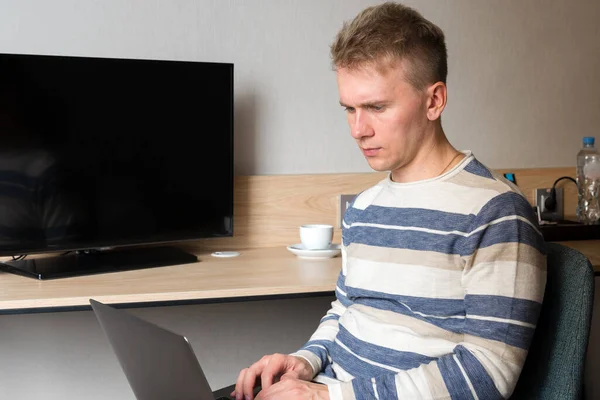 Ein Junger Blonder Mann Arbeitet Einem Laptop Einem Zimmer Mit — Stockfoto