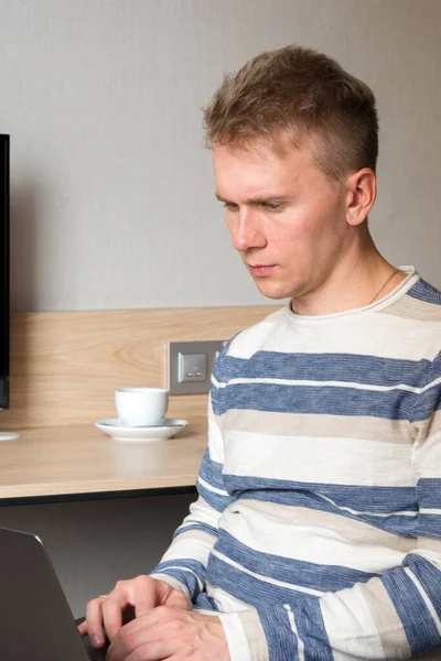 Joven Rubio Está Trabajando Una Computadora Portátil Habitación Con Paredes —  Fotos de Stock