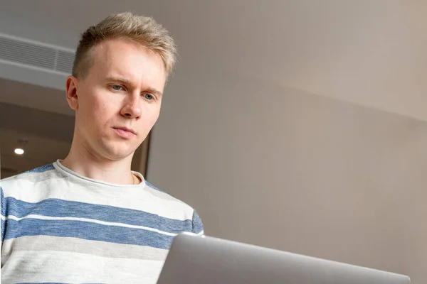 Joven Rubio Está Trabajando Una Computadora Portátil Habitación Con Paredes —  Fotos de Stock