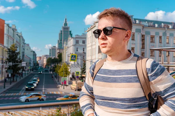 Egy Hátizsákos Fiatalember Áll Egy Moszkvai Üzleti Utcában — Stock Fotó