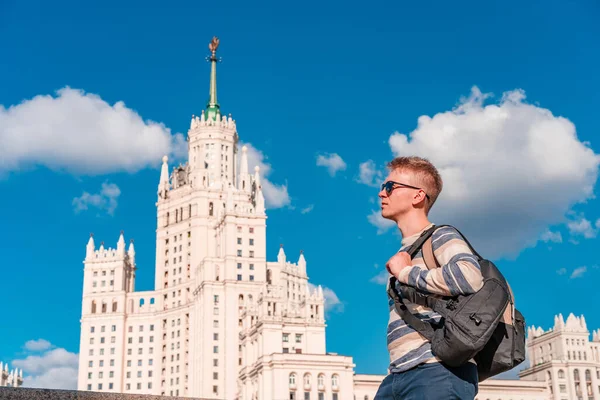 Egy Fiatal Szőke Férfi Portréja Híres Toronyház Moszkvai Folyó Hátterével — Stock Fotó
