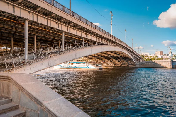 Metallkonstruksjoner Broen Som Skipet Går Moskva Russland – stockfoto