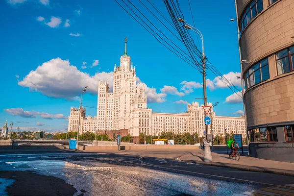 Panoráma Híres Toronyház Moszkvában Szemben Kék Töltés Folyami Séták Turisztikai — Stock Fotó