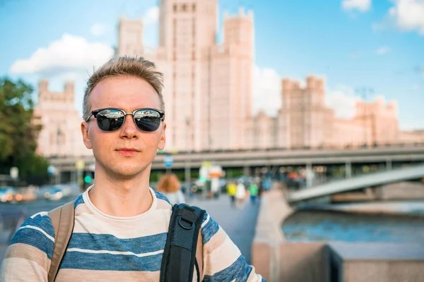 Porträtt Ung Blond Man Med Bakgrund Den Berömda Höghus Byggnaden — Stockfoto