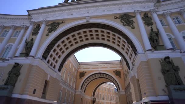 Arco Praça Palácio São Petersburgo Passando Pelo Arco Dia Ensolarado — Vídeo de Stock