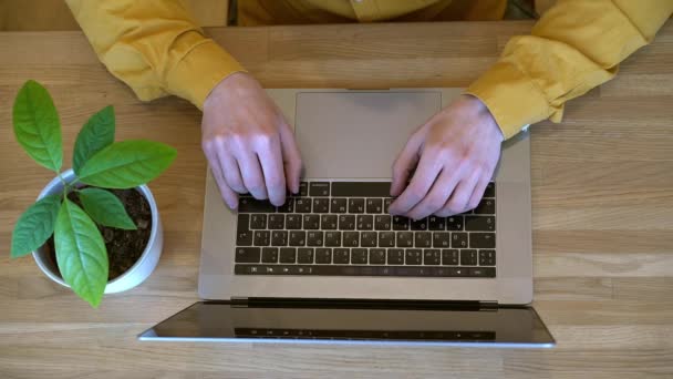 Jovem Programador Empresário Uma Camisa Amarela Sentado Uma Mesa Madeira — Vídeo de Stock