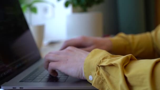Ung Programmerare Affärsman Gul Skjorta Sitter Vid Ett Träbord Och — Stockvideo