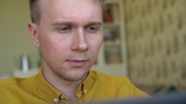 Close Portrait Blond Man Yellow Shirt Camera Shoots Laptop Man — Stock Video