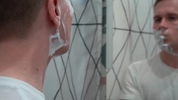 Homem Loiro Raspar Sua Restolho Depois Aplicar Espuma Barbear Banheiro — Vídeo de Stock