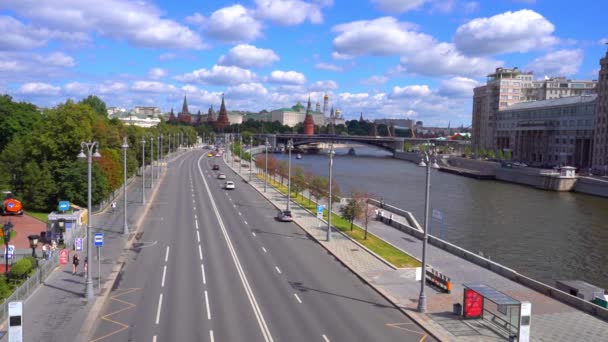 モスクワの街のパノラマのビデオ 移動する交通の流れと晴れた夏の日の川の景色 — ストック動画