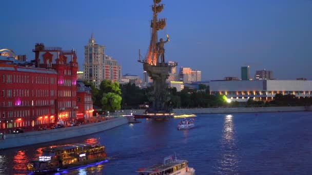 Noční Pohled Řeku Pomník Petra Moskvě Procházky Řece Létě — Stock video