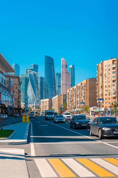 Glasskyskrapor Affärsdistriktet Moskva Fotograferade Från Stadens Gata — Stockfoto