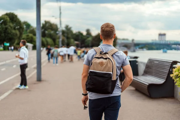 Ung Man Med Ryggsäck Går Offentlig Park Sommaren Foto Från — Stockfoto