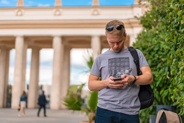 Moskva Ryssland Aug 2020 Ung Man Står Park Och Använder — Stockfoto