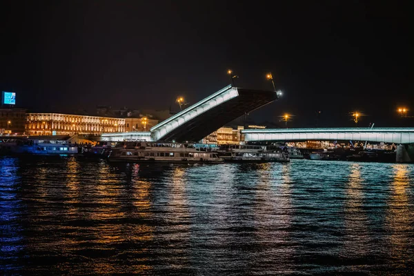 Разведённый Мост Неве Санкт Петербурге Ночью — стоковое фото