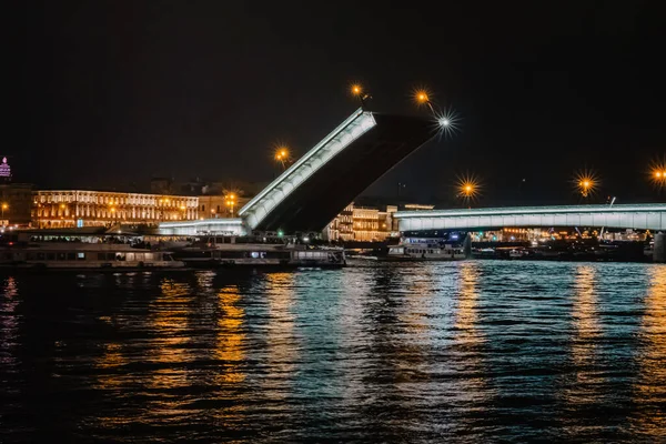 Разведённый Мост Неве Санкт Петербурге Ночью — стоковое фото