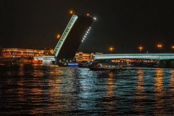 Gescheiden Brug Neva Rivier Petersburg Nachts — Stockfoto