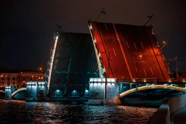 Разведённый Мост Неве Санкт Петербурге Ночью — стоковое фото