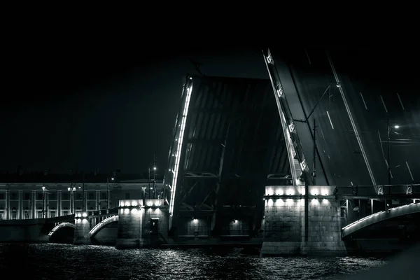 Разведённый Мост Неве Санкт Петербурге Ночью — стоковое фото