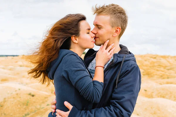 Par Jóvenes Amantes Hombre Una Mujer Desierto Con Dunas Arena — Foto de Stock