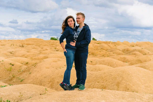 Couple Young Lovers Man Woman Desert Sand Dunes Bizarre Shape — Stock Photo, Image