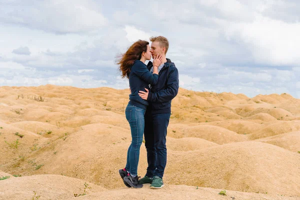 Couple Young Lovers Man Woman Desert Sand Dunes Bizarre Shape — Stock Photo, Image