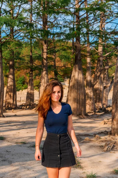 Retrato Una Joven Morena Bosque Cipreses Creciendo Lago Sukko — Foto de Stock