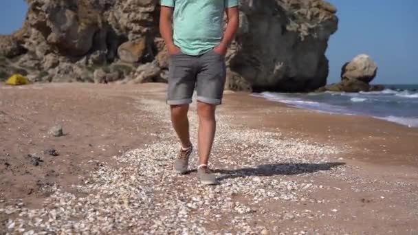 Gambe Uomo Pantaloncini Jeans Alla Fotocamera Sulla Spiaggia Scarpe Ginnastica — Video Stock