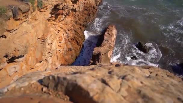 Zeegolven Raakten Een Grote Rots Met Kracht Video Genomen Van — Stockvideo