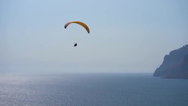 Parapente Dans Ciel Dessus Mer Des Montagnes — Video