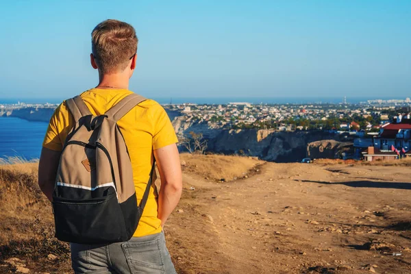 Joven Con Pelo Rubio Vacaciones Borde Del Acantilado Del Cabo — Foto de Stock