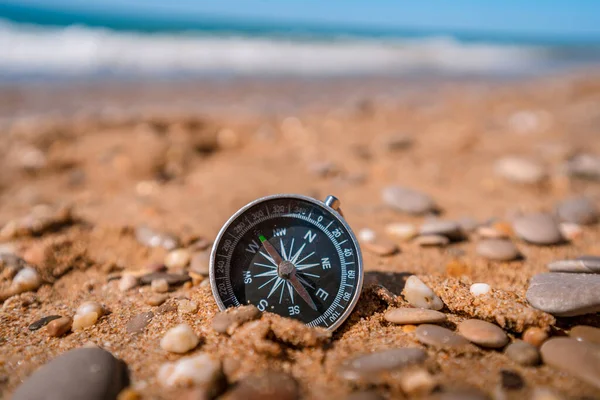 Tło Obraz Kompasu Leżącego Małych Kamyczkach Plaży Widokiem Morze Koncepcja — Zdjęcie stockowe