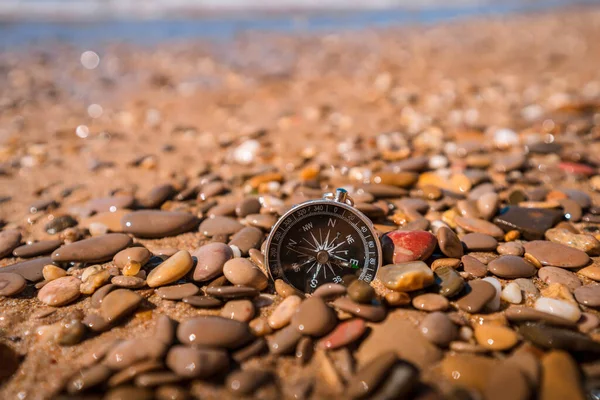 具有海景的海滩小卵石上的罗盘的背景图像 旅行概念 — 图库照片