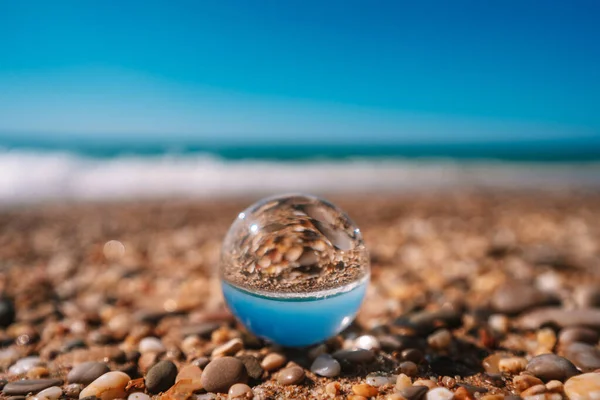 Strand Met Zee Gefotografeerd Door Een Kristallen Bol Het Beeld — Stockfoto