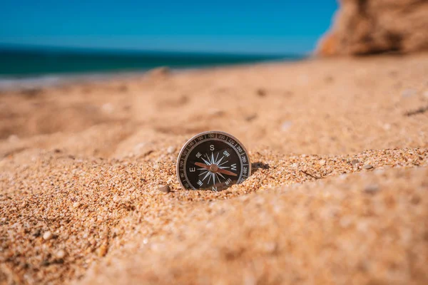 Tło Obraz Kompasu Leżącego Piasku Plaży Widokiem Morze Koncepcja Podróży — Zdjęcie stockowe
