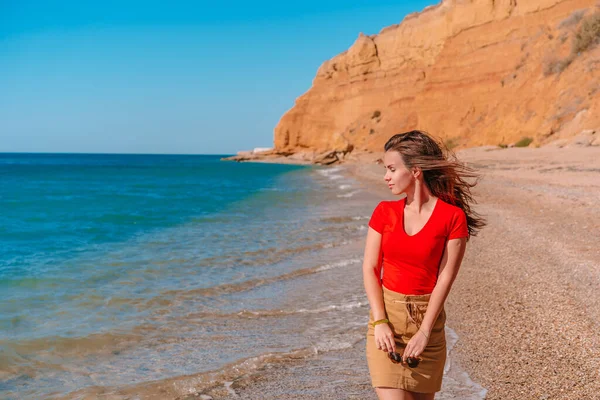 Γοητευτική Μελαχρινή Γυναίκα Περπατά Κατά Μήκος Της Παραλίας Και Θαυμάζει — Φωτογραφία Αρχείου