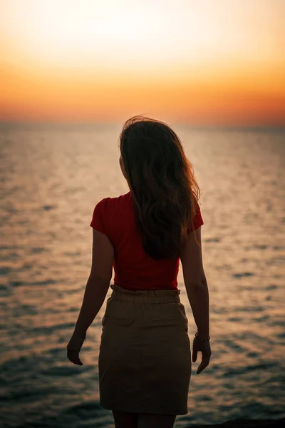 Σιλουέτα Μιας Λεπτής Νεαρής Γυναίκας Στο Ηλιοβασίλεμα Στη Θάλασσα — Φωτογραφία Αρχείου