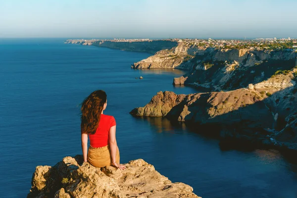 Вид Сзади Женщину Путешественницу Стоящую Краю Скалы Перед Удивительным Морским — стоковое фото
