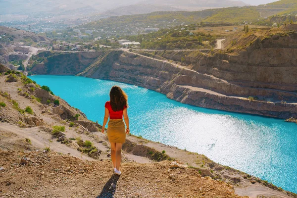 Una Hermosa Mujer Ropa Roja Encuentra Sobre Una Cantera Con —  Fotos de Stock