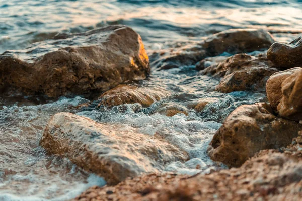美丽的海浪拍打在海面或海洋的岩石上 照片的曝光时间很短 — 图库照片