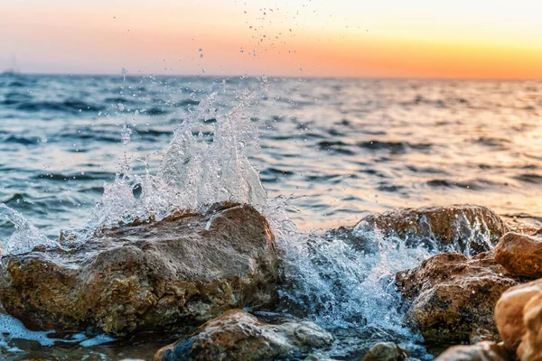 Deniz Okyanus Kıyısındaki Kayalara Vuran Güzel Dalgalar Kısa Pozlu Fotoğraflar — Stok fotoğraf