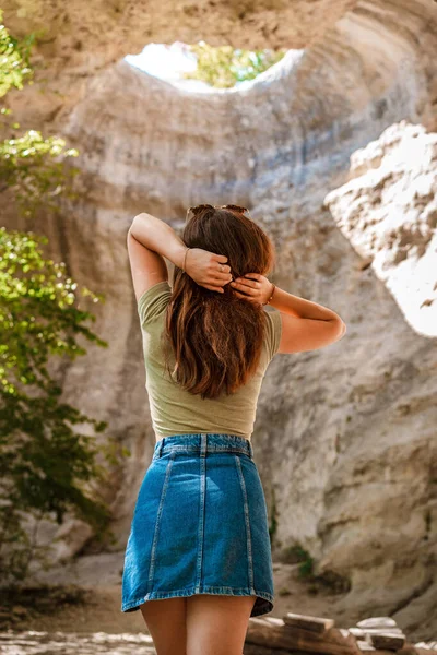Widok Tyłu Młodej Kobiety Awanturnik Stojący Podziemnej Jaskini Otworem Zewnątrz — Zdjęcie stockowe