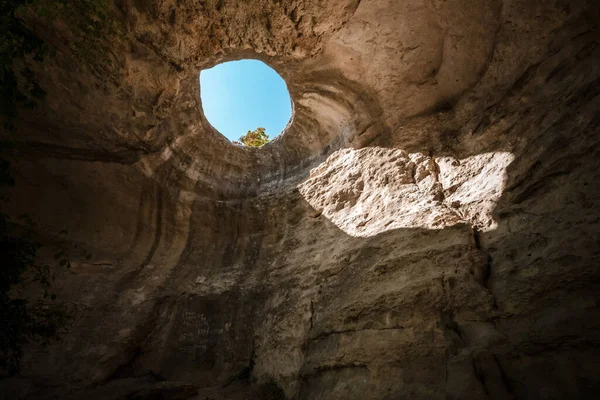 Güneş Işınlarının Gökyüzünün Bir Yeraltı Mağarasından Görülebildiği Bir Delik Kırım — Stok fotoğraf