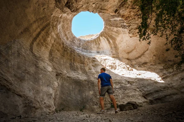 Vista Trasera Joven Aventurero Pie Una Cueva Subterránea Con Agujero —  Fotos de Stock