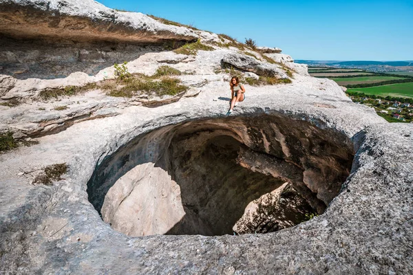 Una Joven Turista Está Sentada Borde Enorme Agujero Cueva Pintoresco —  Fotos de Stock